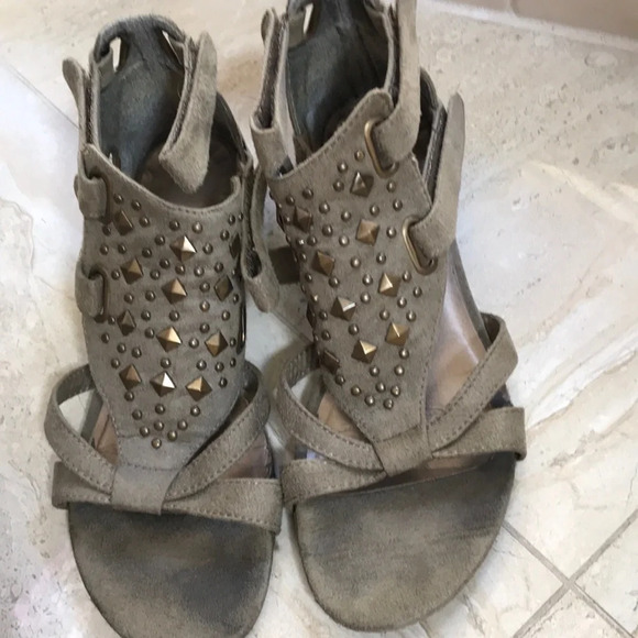 Cute adjustable sandals - Picture 2 of 3